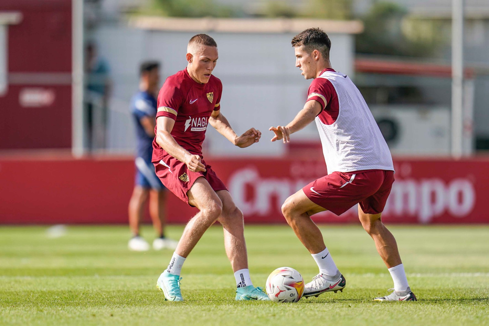 Augustinsson takes part in his first training session as a Sevillista