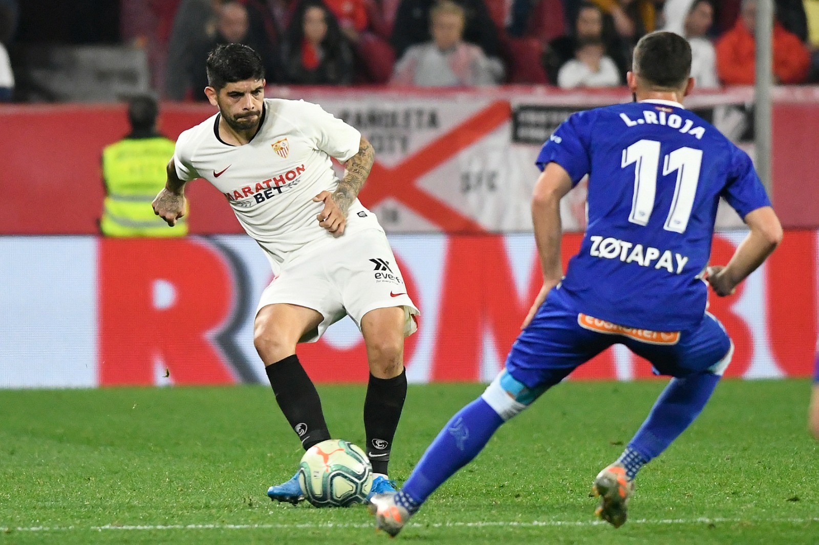 Banega on the ball against Deportivo Alavés