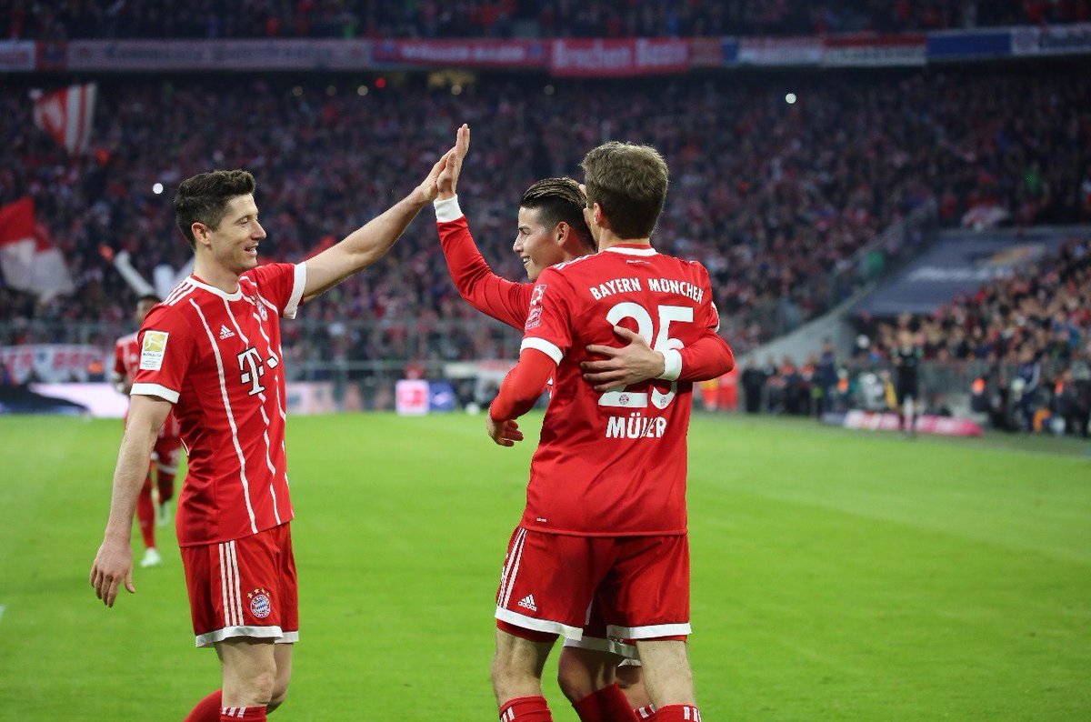 Lewandowski, James y Müller celebran un gol ante el Dortmund