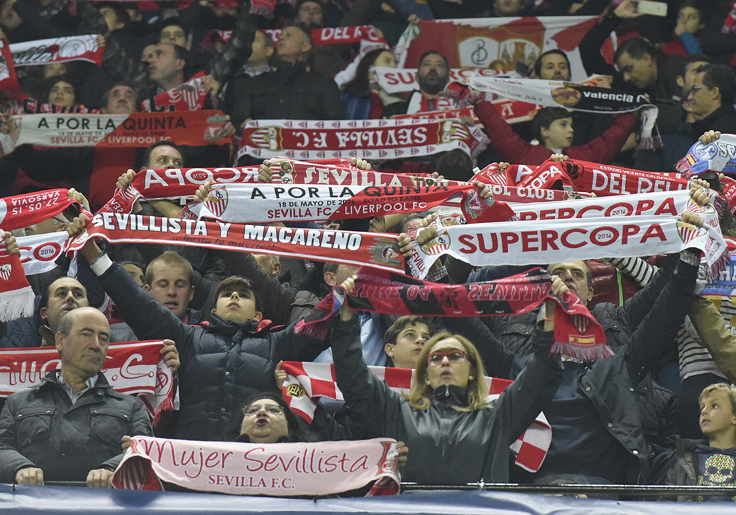 Imagen de afición del Sevilla FC en partido de Liga de Campeones