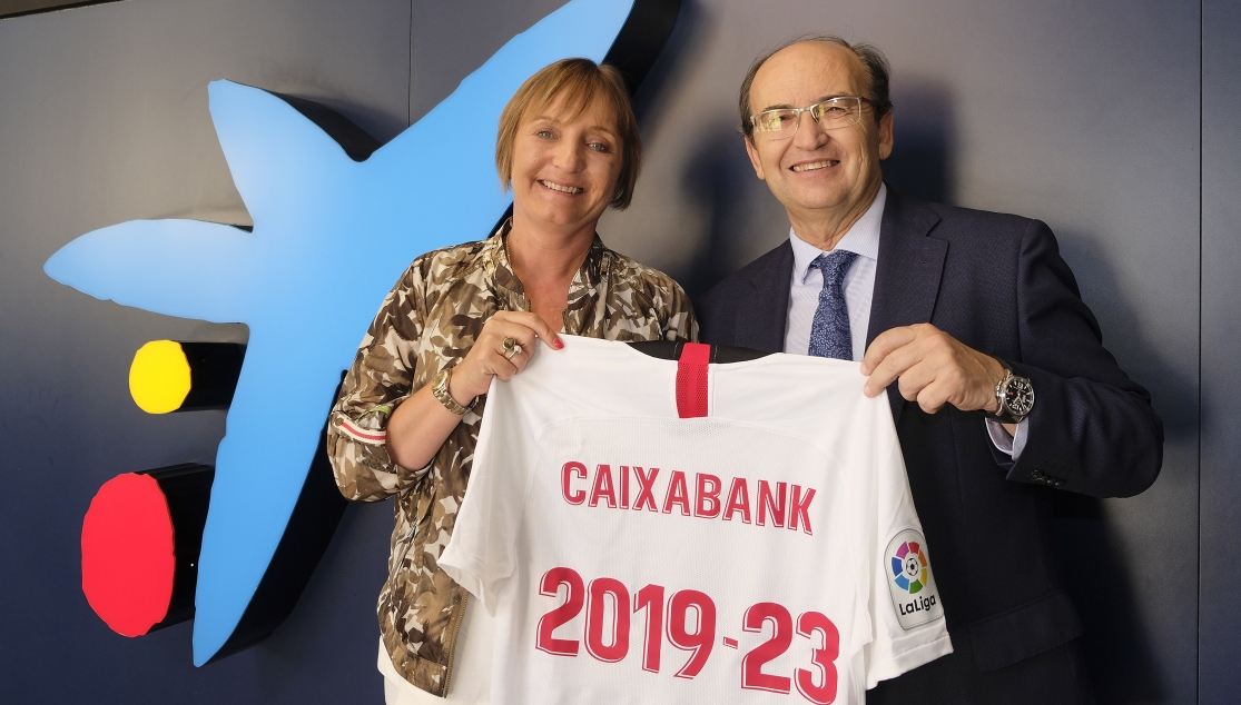 El presidente del Sevilla FC, José Castro, y la directora territorial de CaixaBank, María Jesús Catalá
