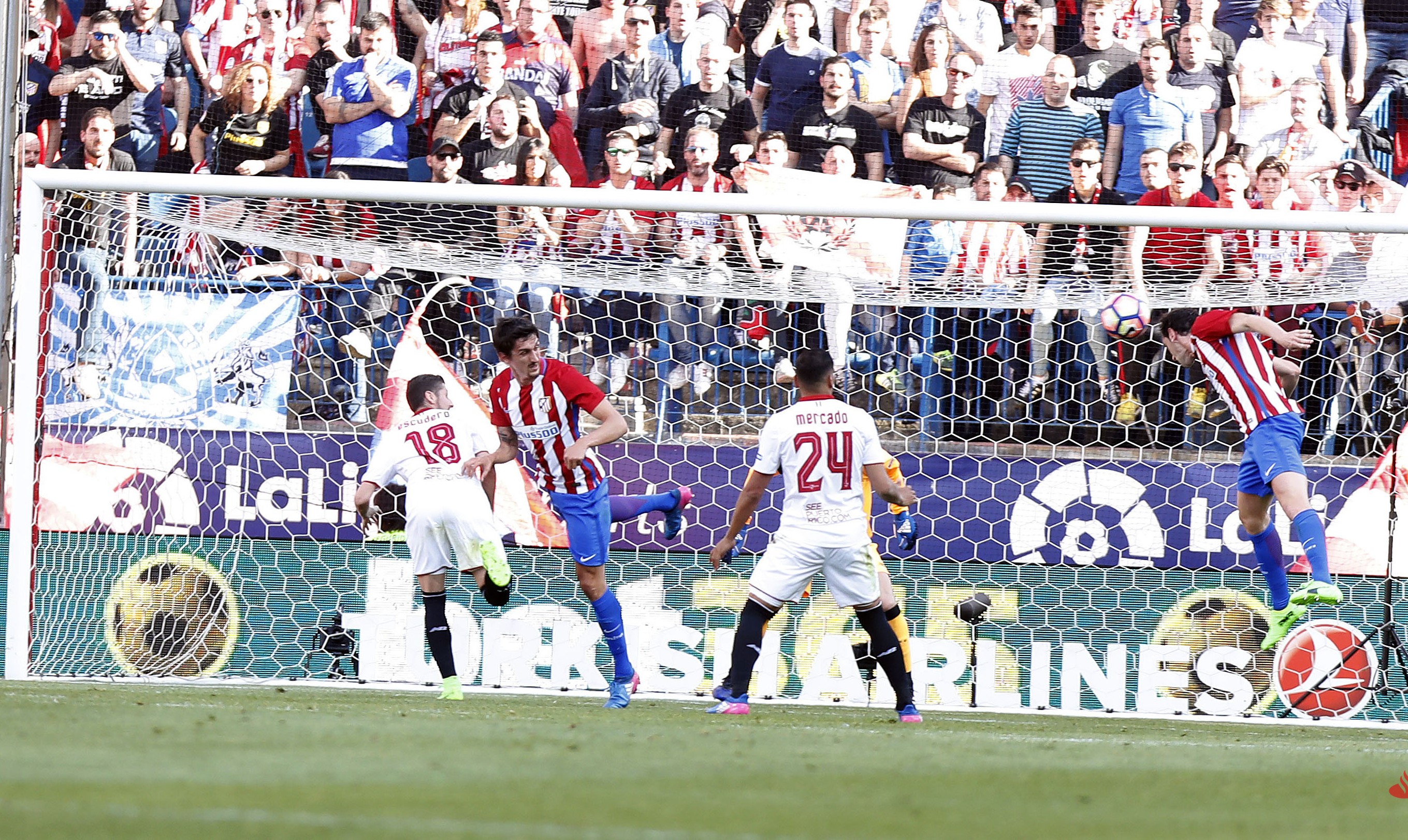 Gol de Godín ante el Sevilla FC