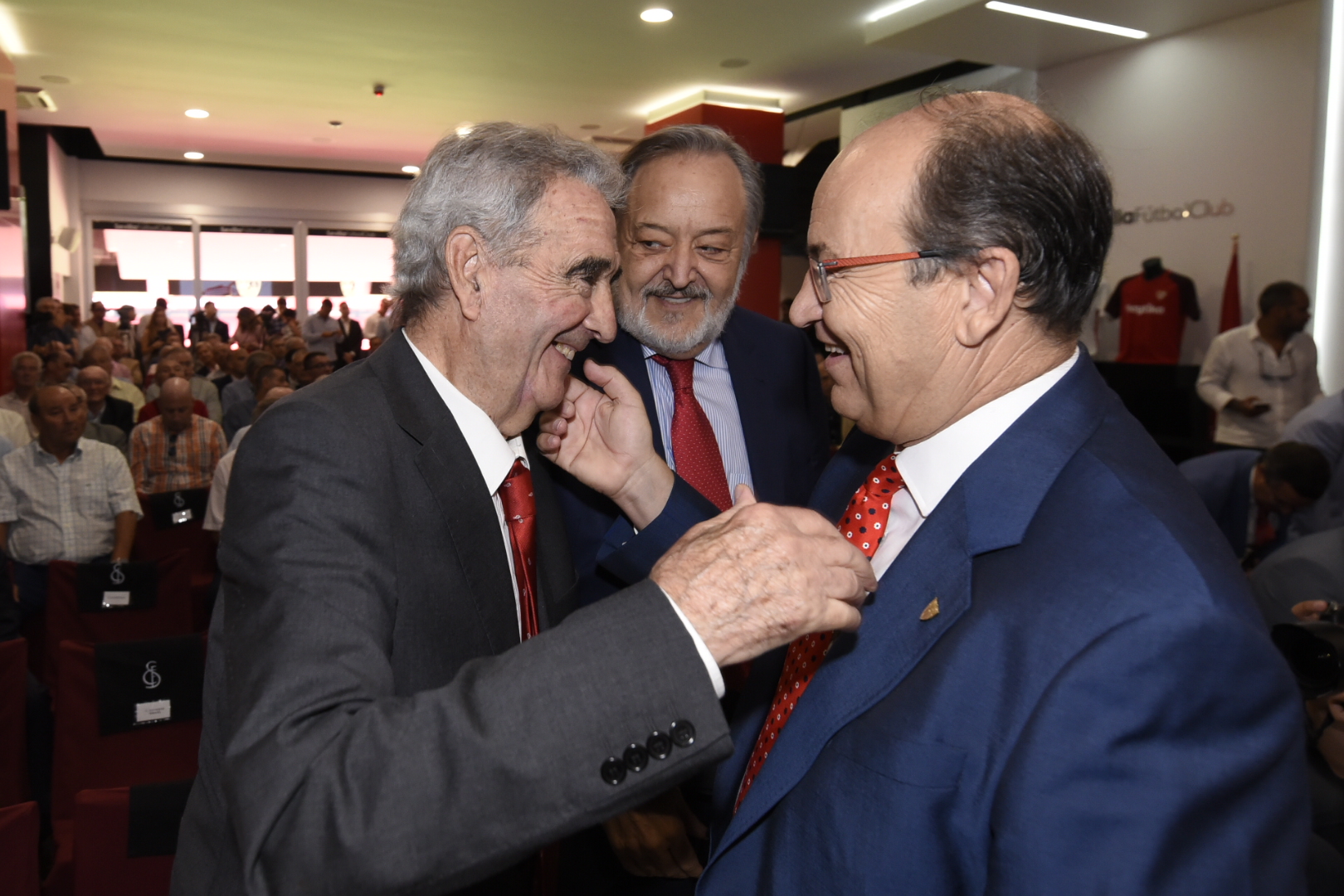 Marcelo Campanal saluda al presidente José Castro