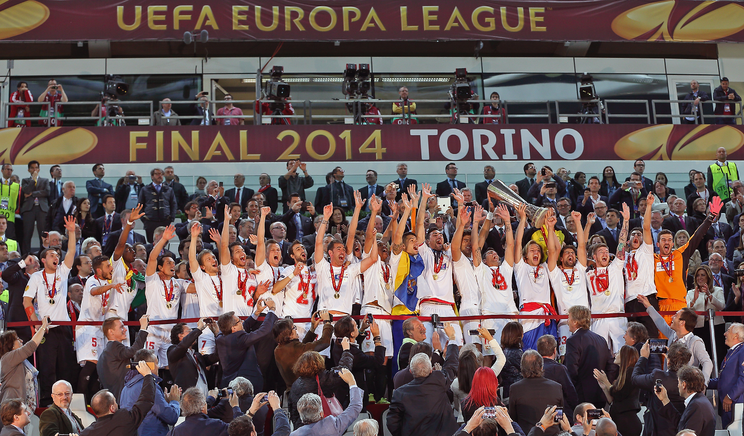 El Sevilla FC levanta la Europa League en Turín
