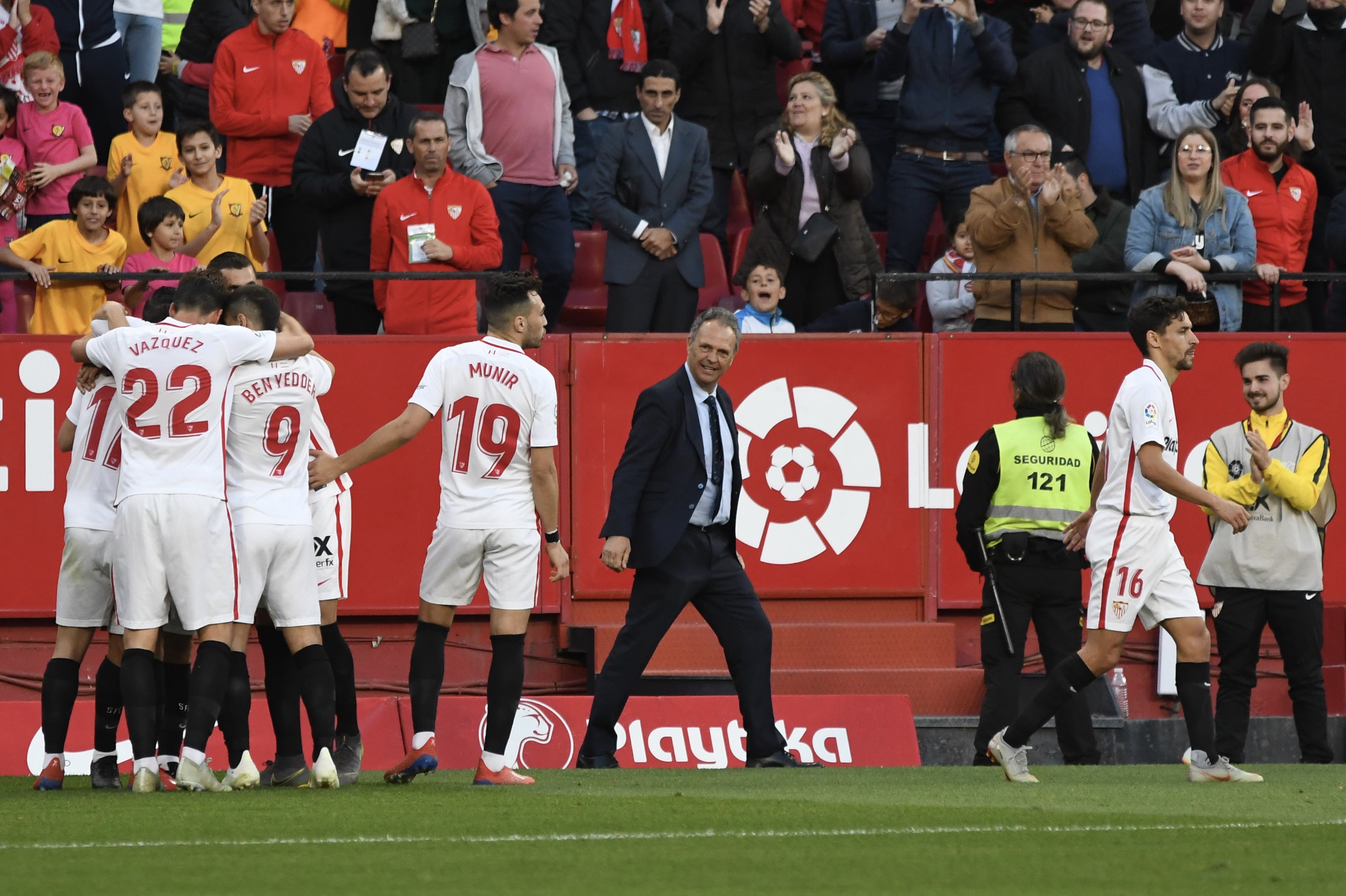 Joaquín Caparrós celebrates Roque Mesa's goal