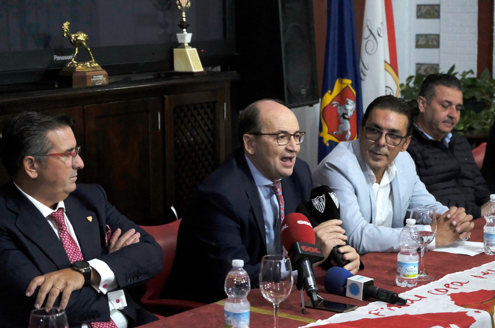Castro in a meeting with the Aruncitana de Morón supporters' club