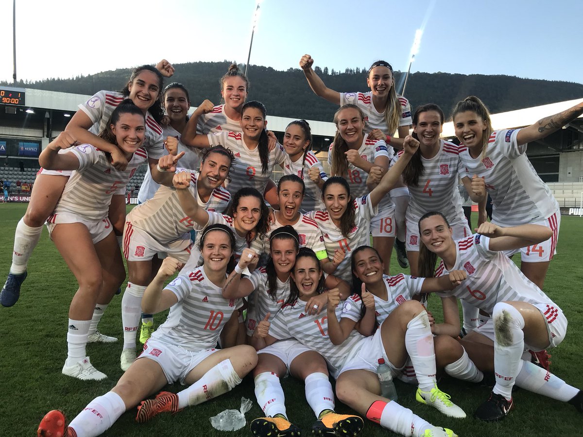 La selección española femenina sub-19, en la que figura Olga Carmona, jugadora del Sevilla FC, celebra su pase a la final del Campeonato de Europa