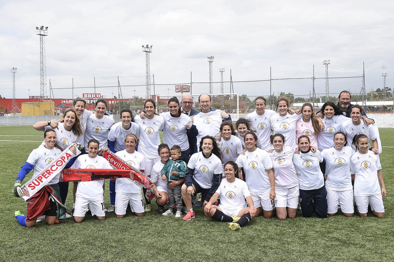 El Sevilla FC Femenino celebra el título de liga