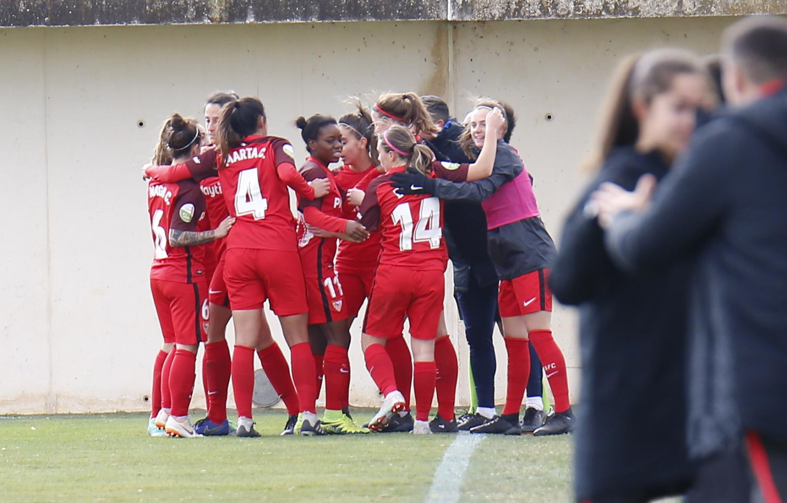 Las jugadoras del primer equipo femenino del Sevilla FC celebran el segundo tanto de su equipo, anotado por Jeni Morilla