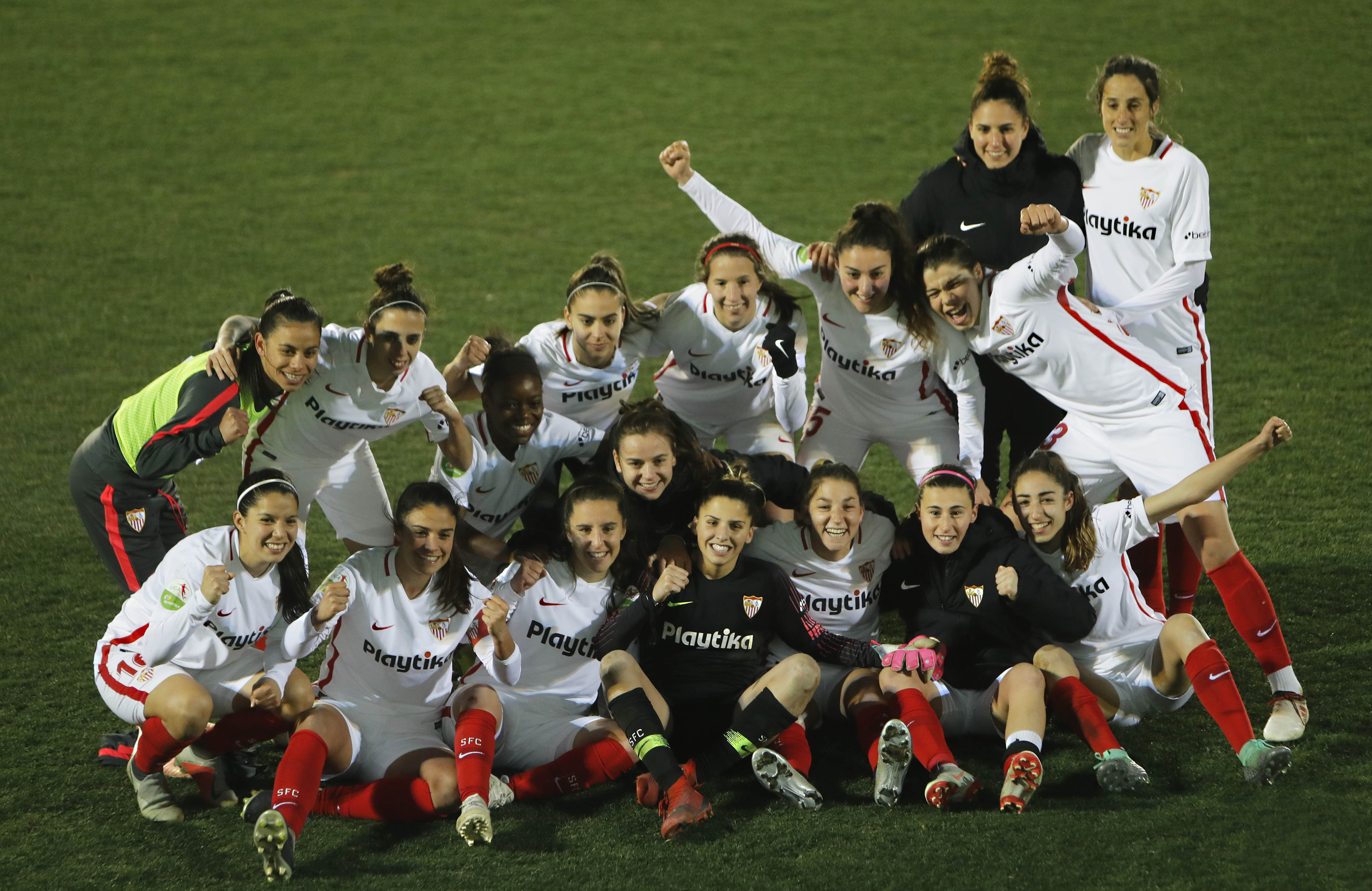 El primer equipo femenino del Sevilla FC celebra el pase a semifinales de la Copa de la Reina sobre el césped de la Ciudad Deportiva Levante UD
