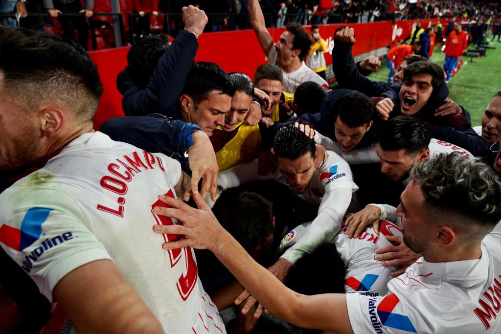 Sevilla FC celebrate the winner against Atleti