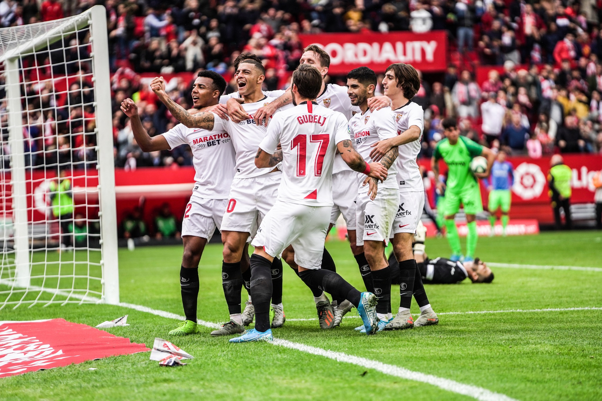 Piña de jugadores del Sevilla FC en la victoria ante el CD Leganés