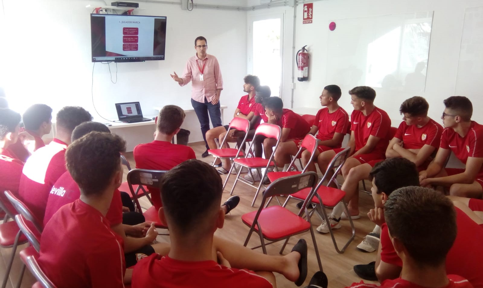 Charla sobre redes sociales en la residencia del Sevilla FC