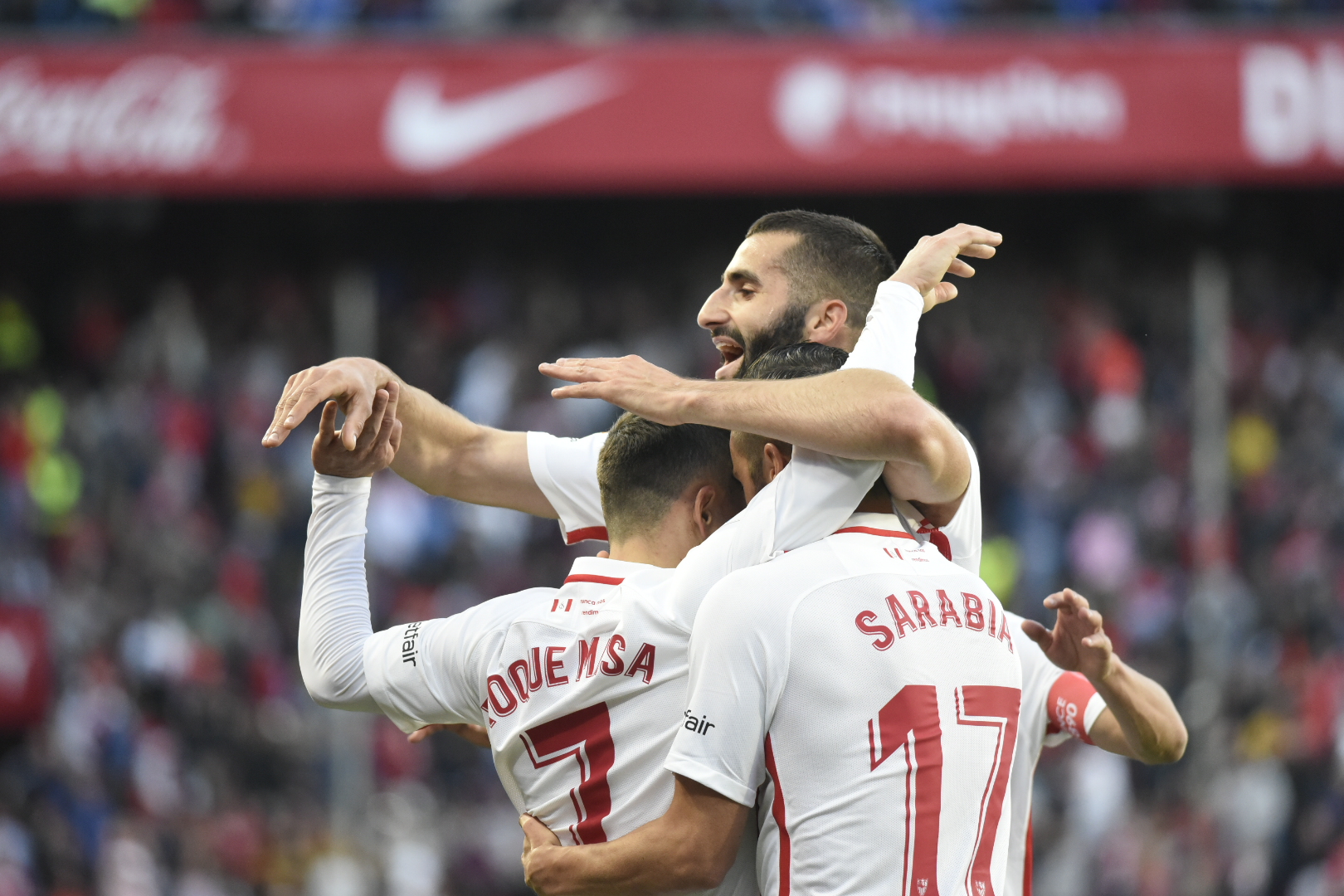 Sevilla's players celebrate the win against Alavés