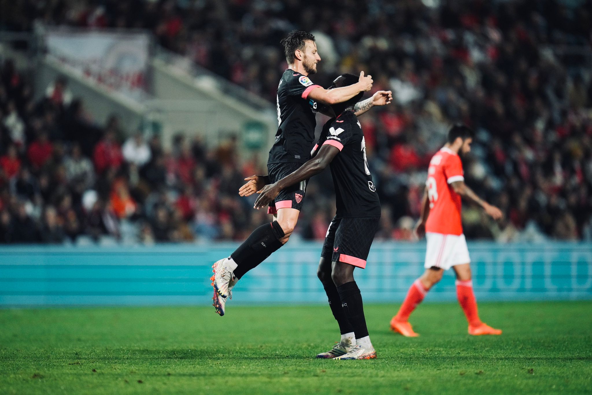 Rakitic celebra su gol en el amistoso ante el Benfica