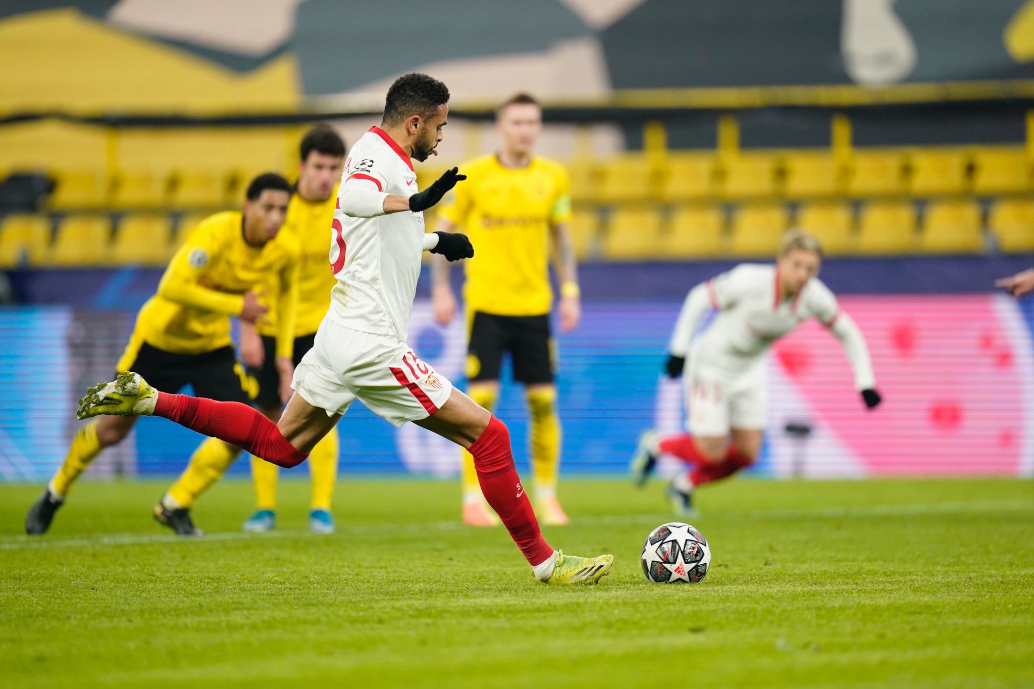 En-Nesyri marca su primer gol de la noche de penalti