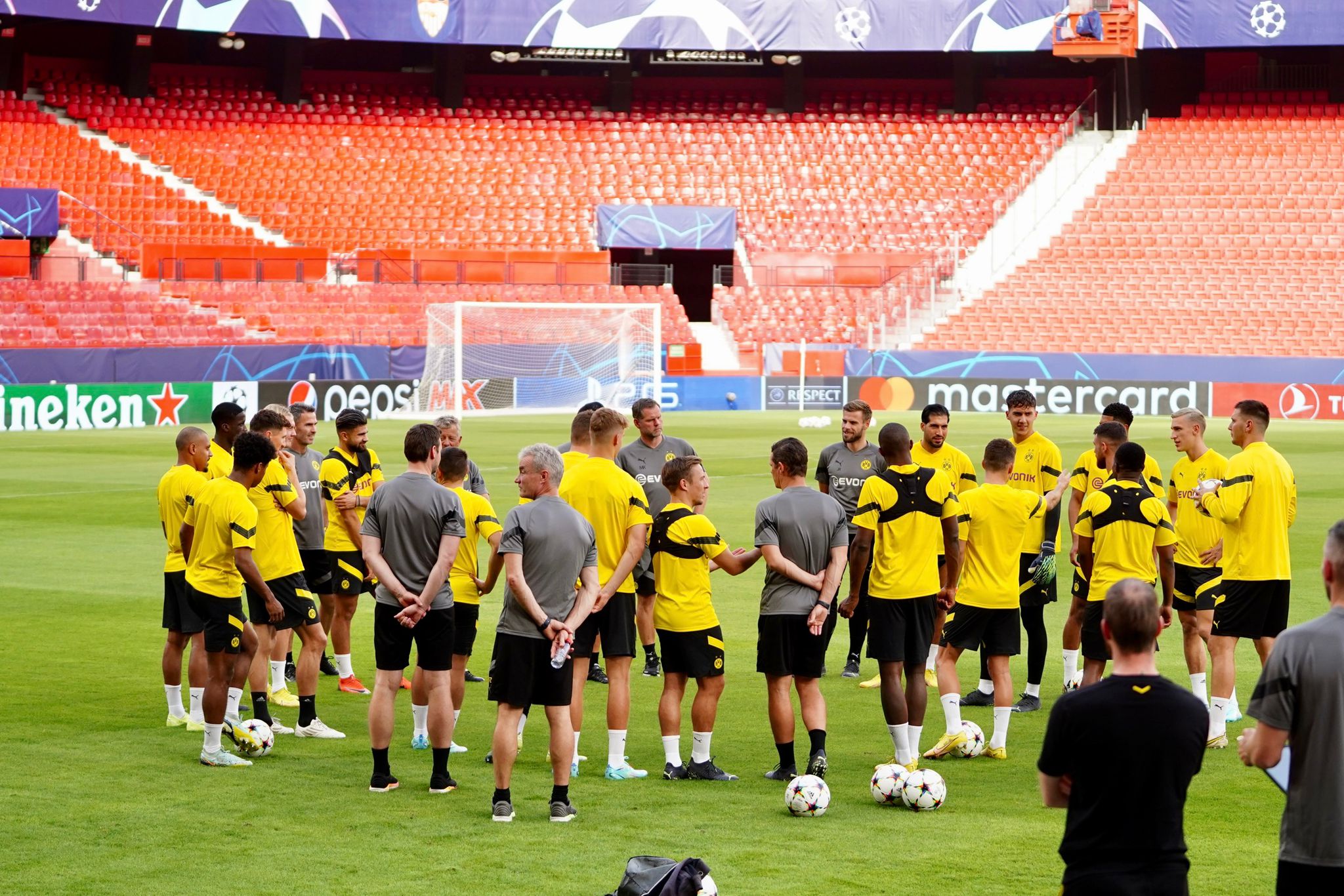 Entrenamiento del Borussia Dortmund en la ciudad deportiva