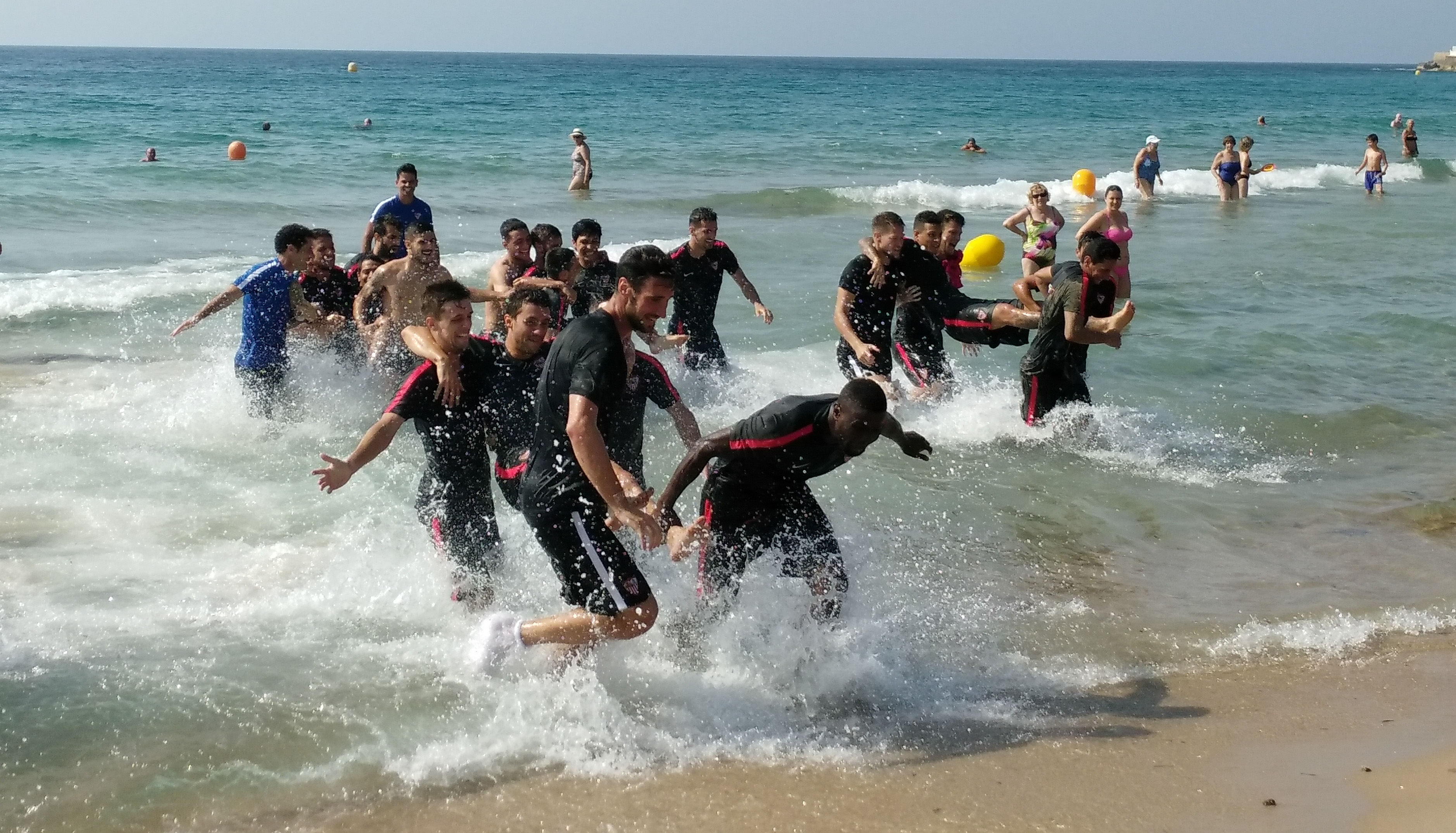 Entrenamiento del Sevilla FC en la playa de Benidorm