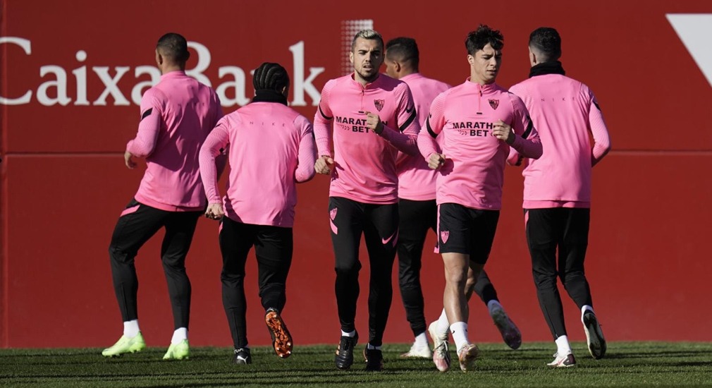 Varios jugadores del Sevilla FC realizan carrera continua durante el entrenamiento de este domingo 