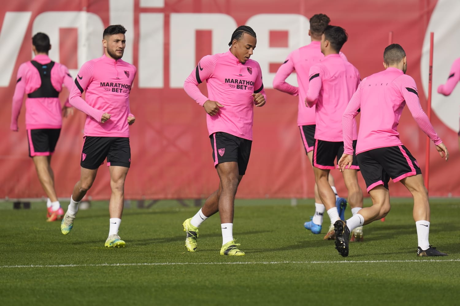 Los jugadores del Sevilla FC realizando ejercicios de calentamiento
