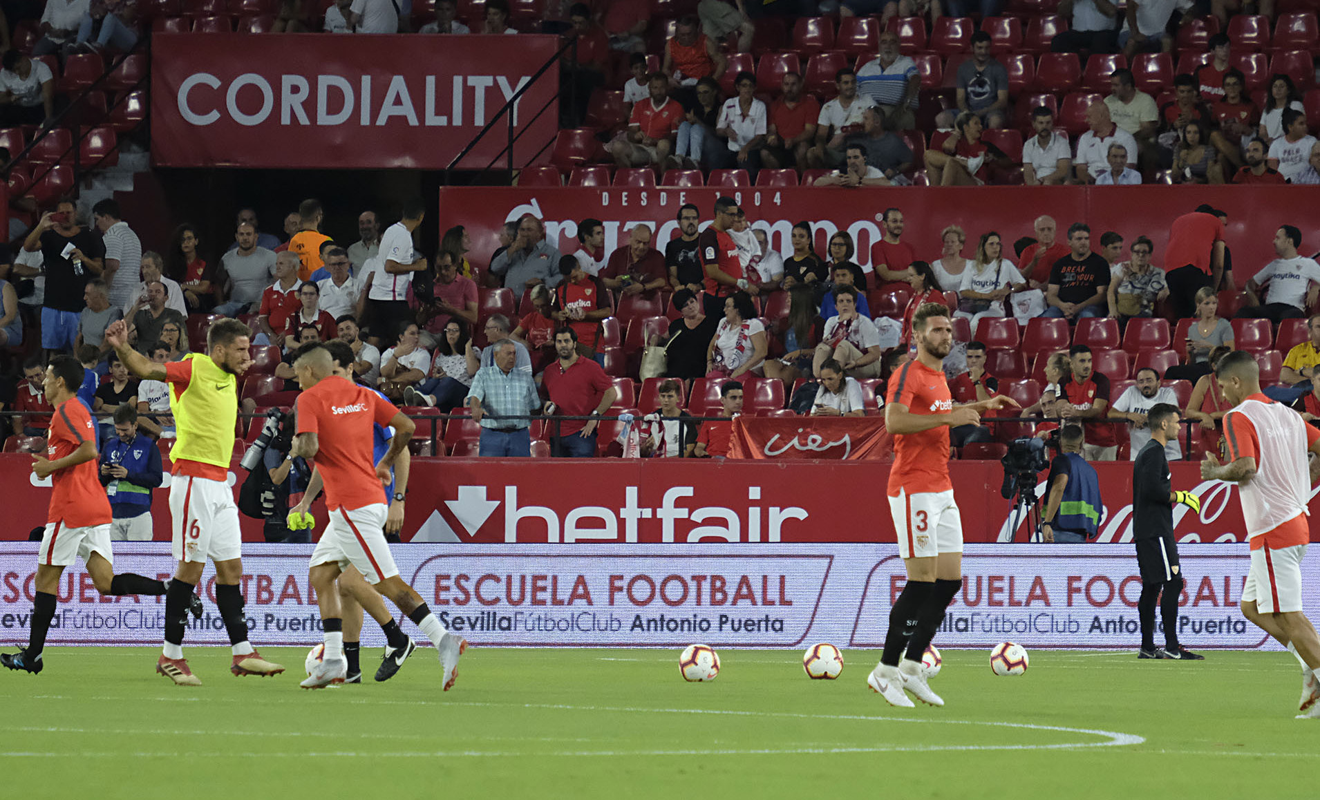 El Sevilla FC calienta en el Sánchez-Pizjuán antes de un partido
