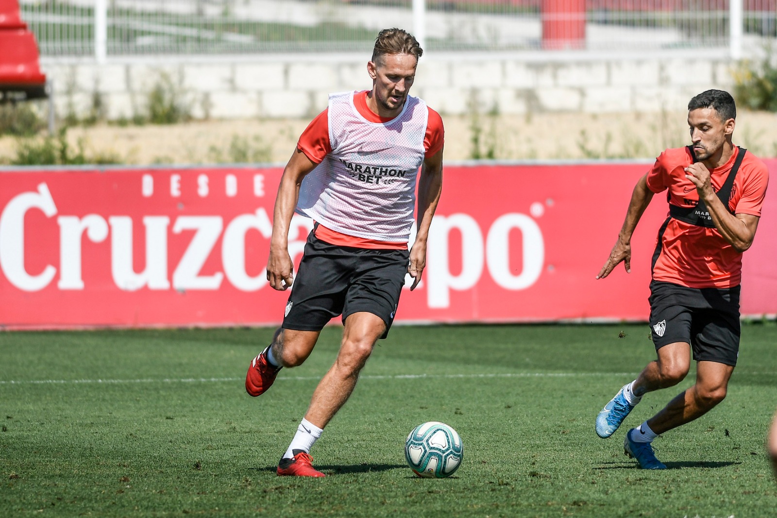 Luuk de Jong en un entrenamiento con el Sevilla FC