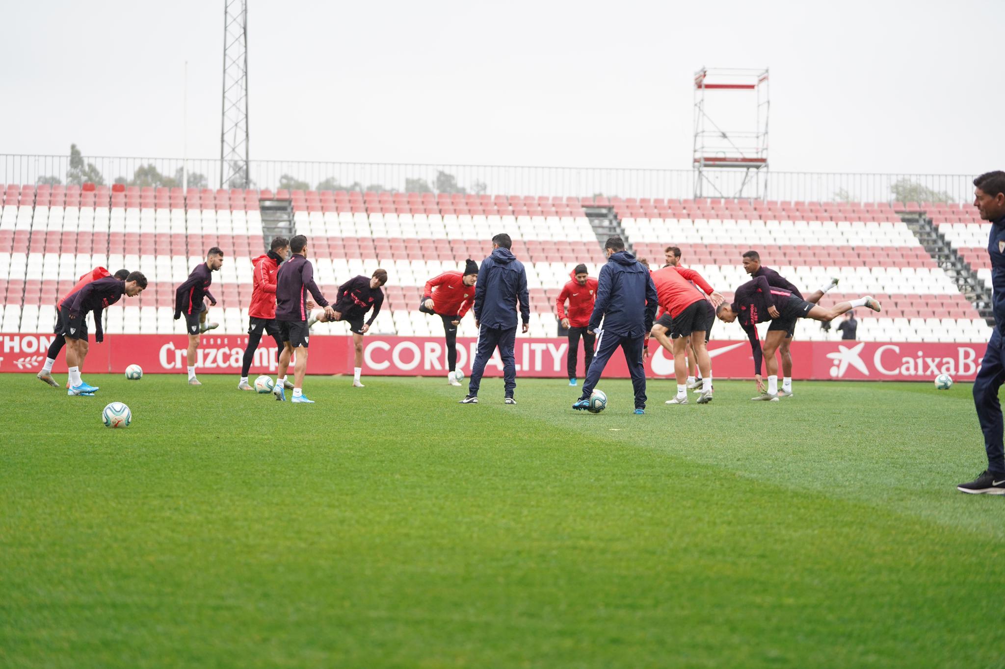 Entrenamiento del Sevilla FC bajo la lluvia en la ciudad deportiva