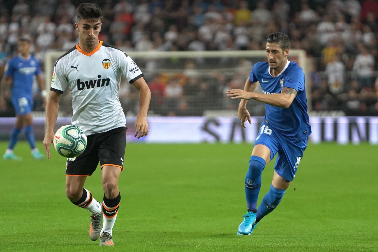 Sergio Escudero en un lance del Valencia CF-Sevilla FC a Ferrán Torres