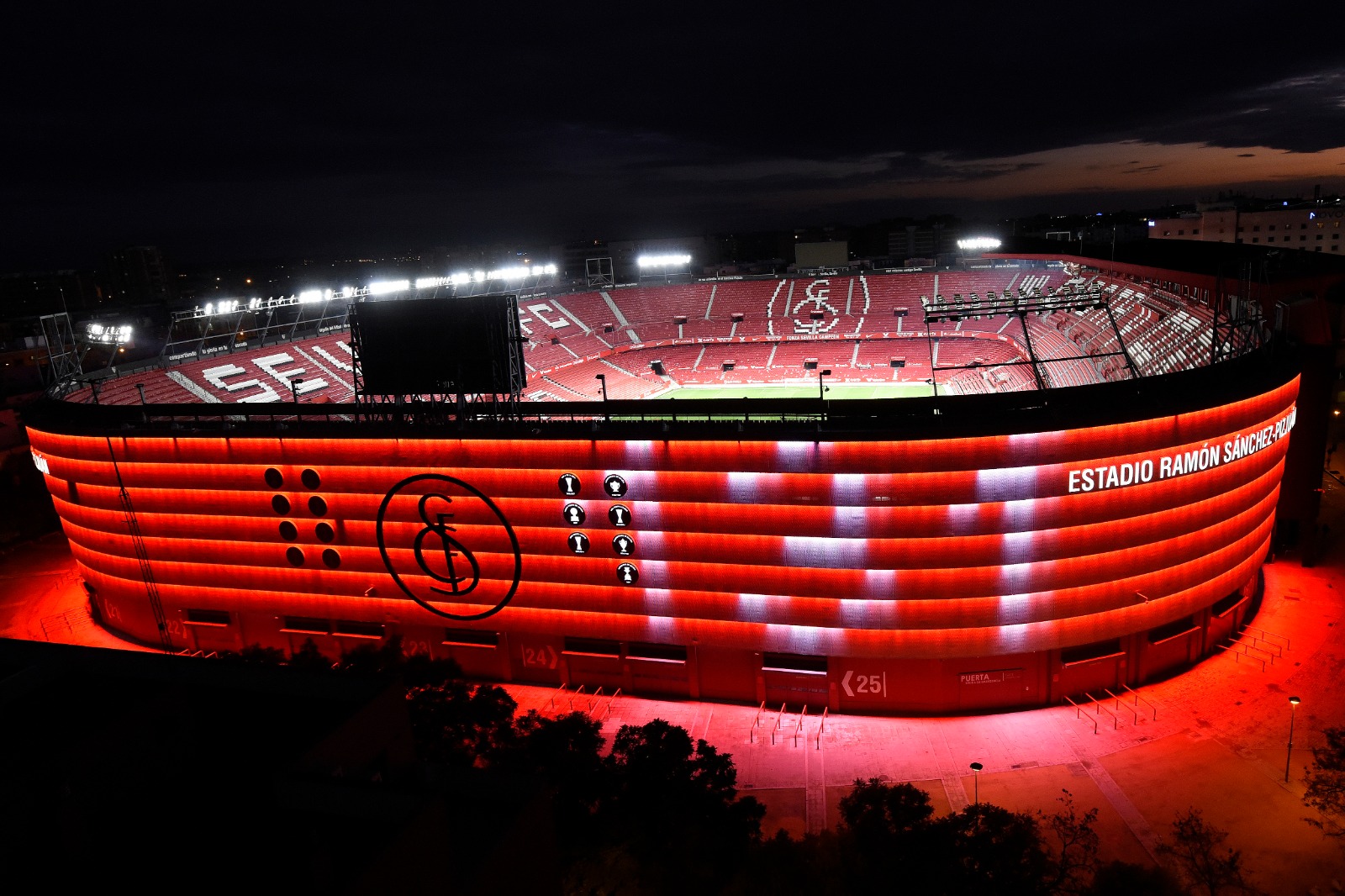 The Ramón Sánchez-Pizjuán lit up for Sevilla's 131st anniversary