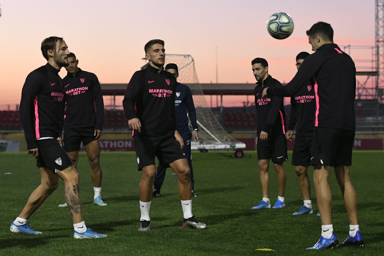 Grupo de jugadores del Sevilla FC en un entrenamiento vespertino en la ciudad deportiva