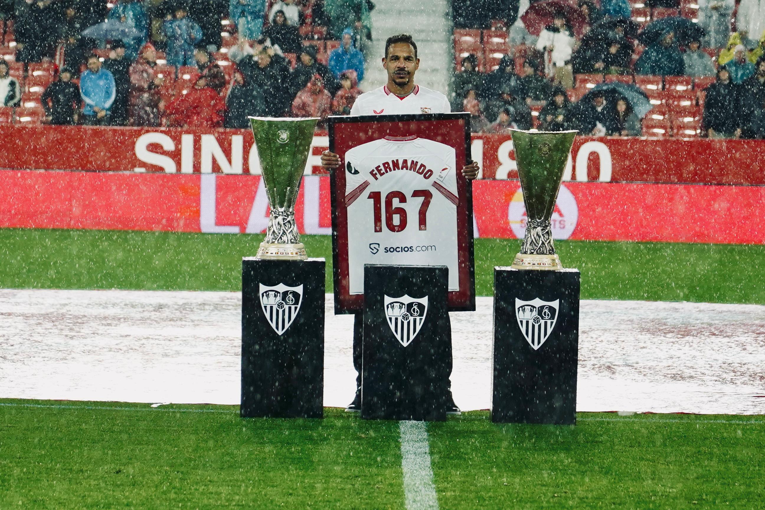 Homenaje a Fernando Reges antes del partido ante el Athletic Club