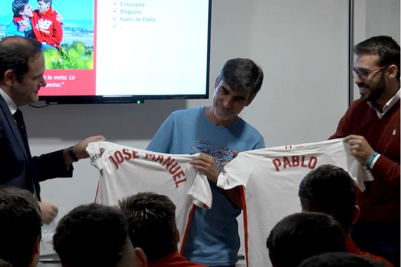 José Manuel Roás en una conferencia con jugadores de la cantera