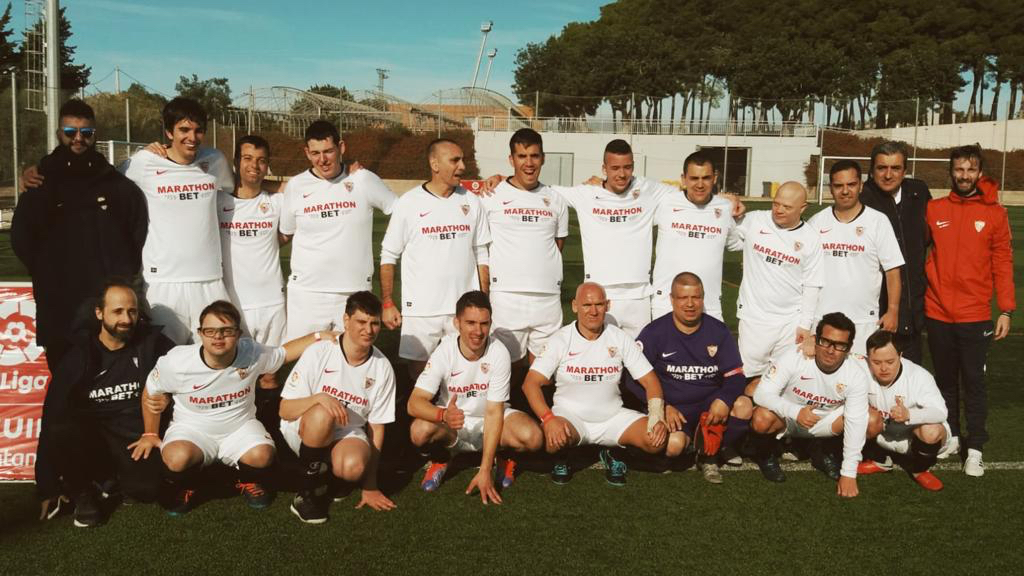 El equipo Sevilla FC Genuine antes de comenzar un partido