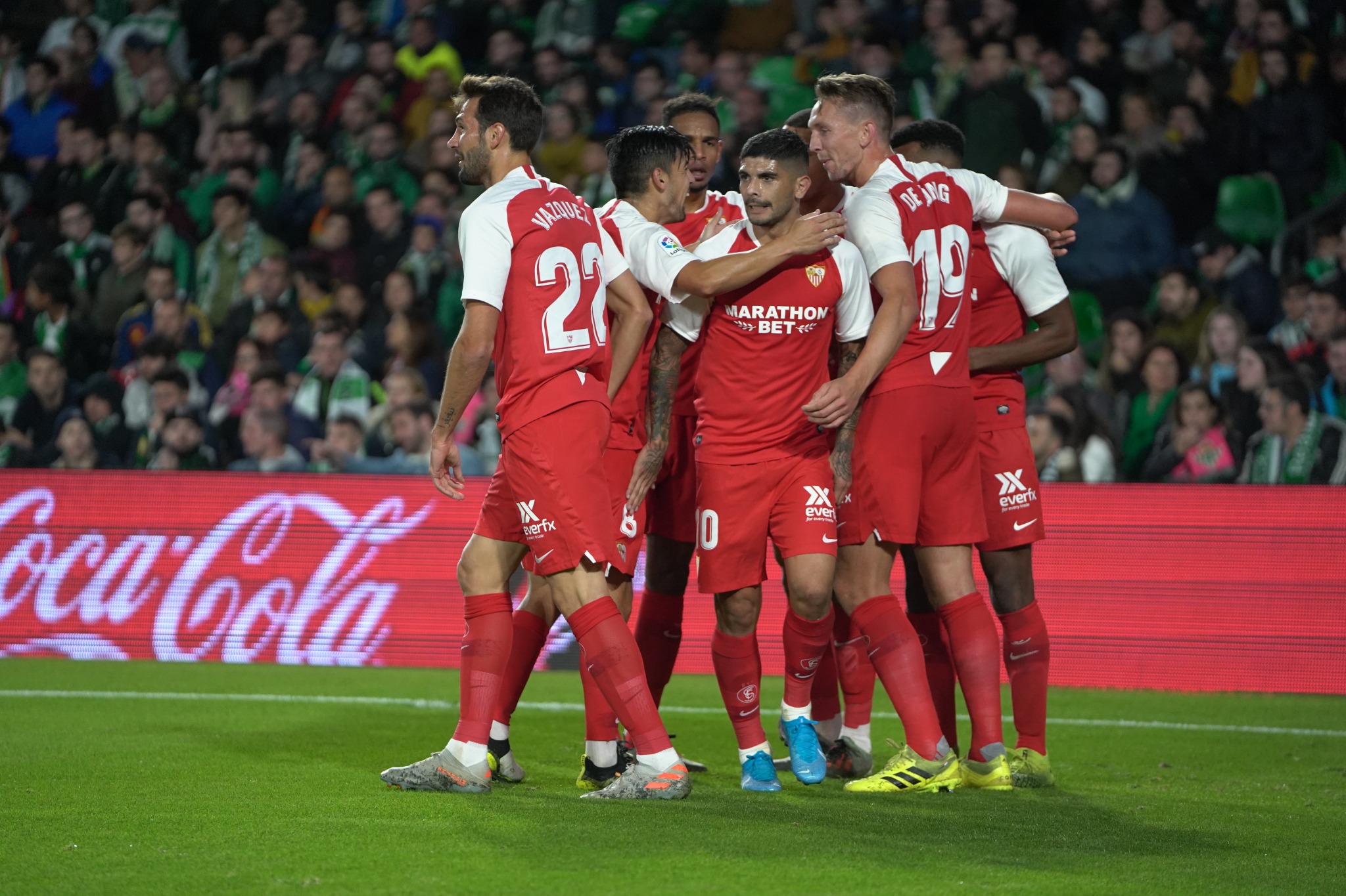 Sevilla FC celebrate De Jong's goal at the Villamarín
