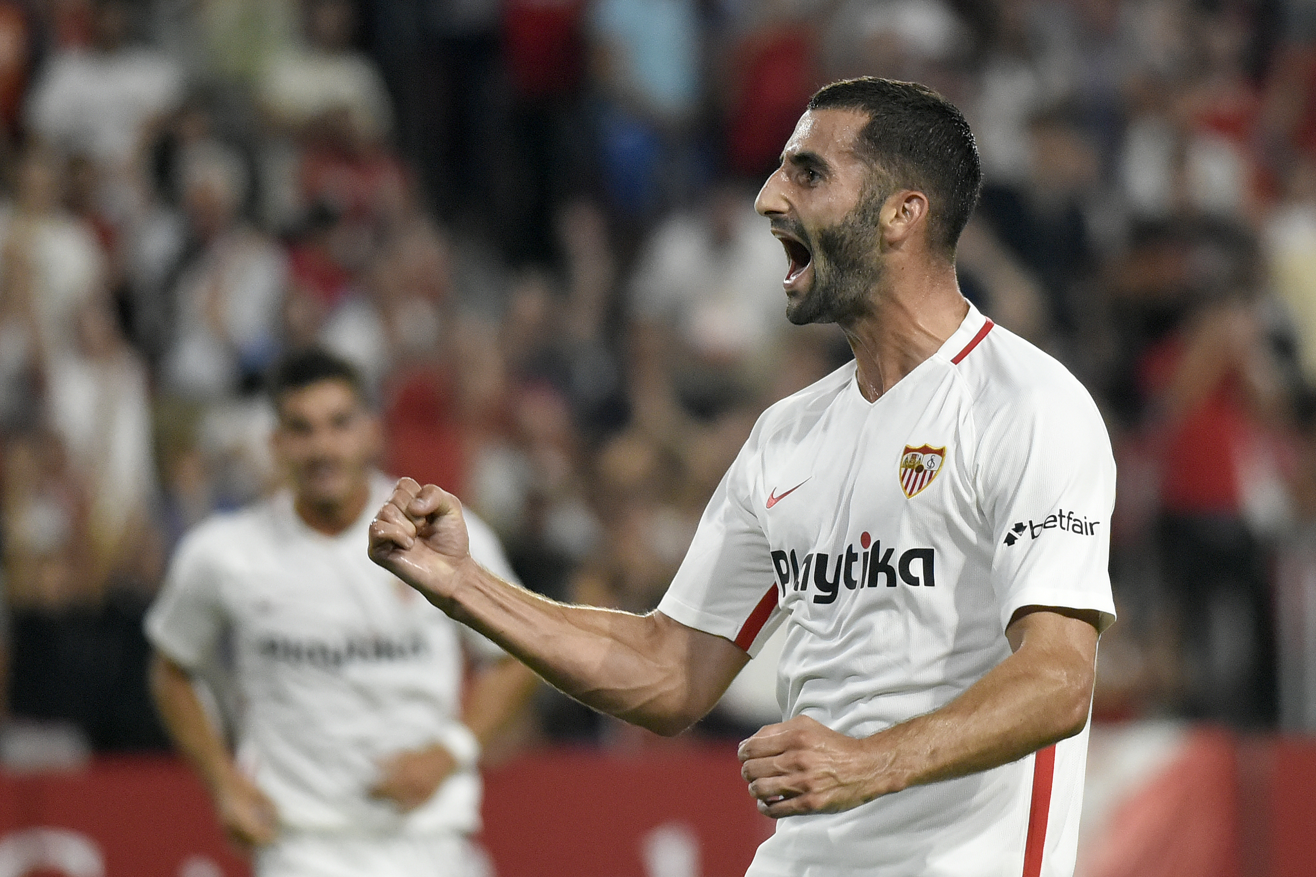 Gonalons celebra un gol con el Sevilla FC