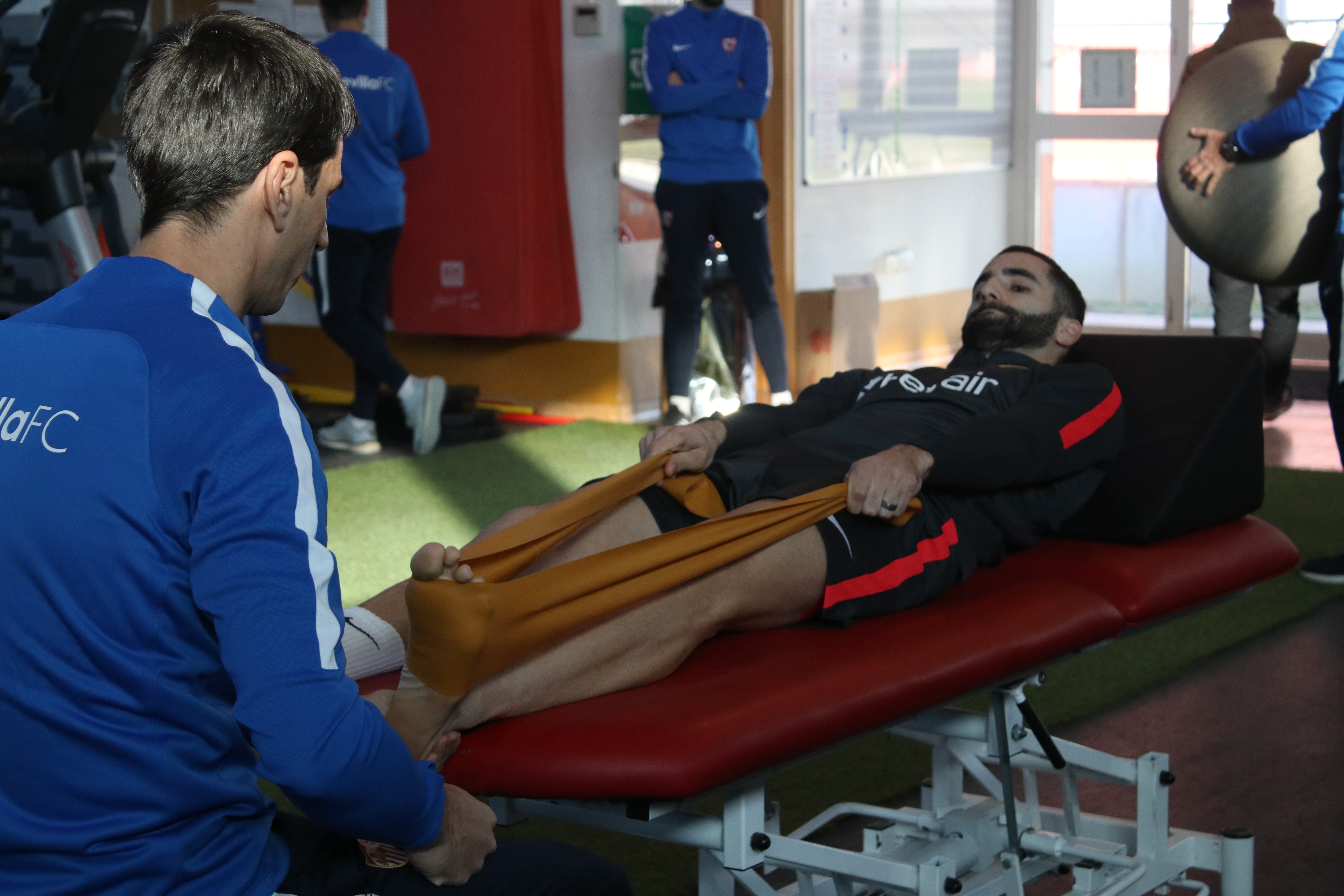 Maxime Gonalons, jugador del Sevilla FC trabaja en su recuperación