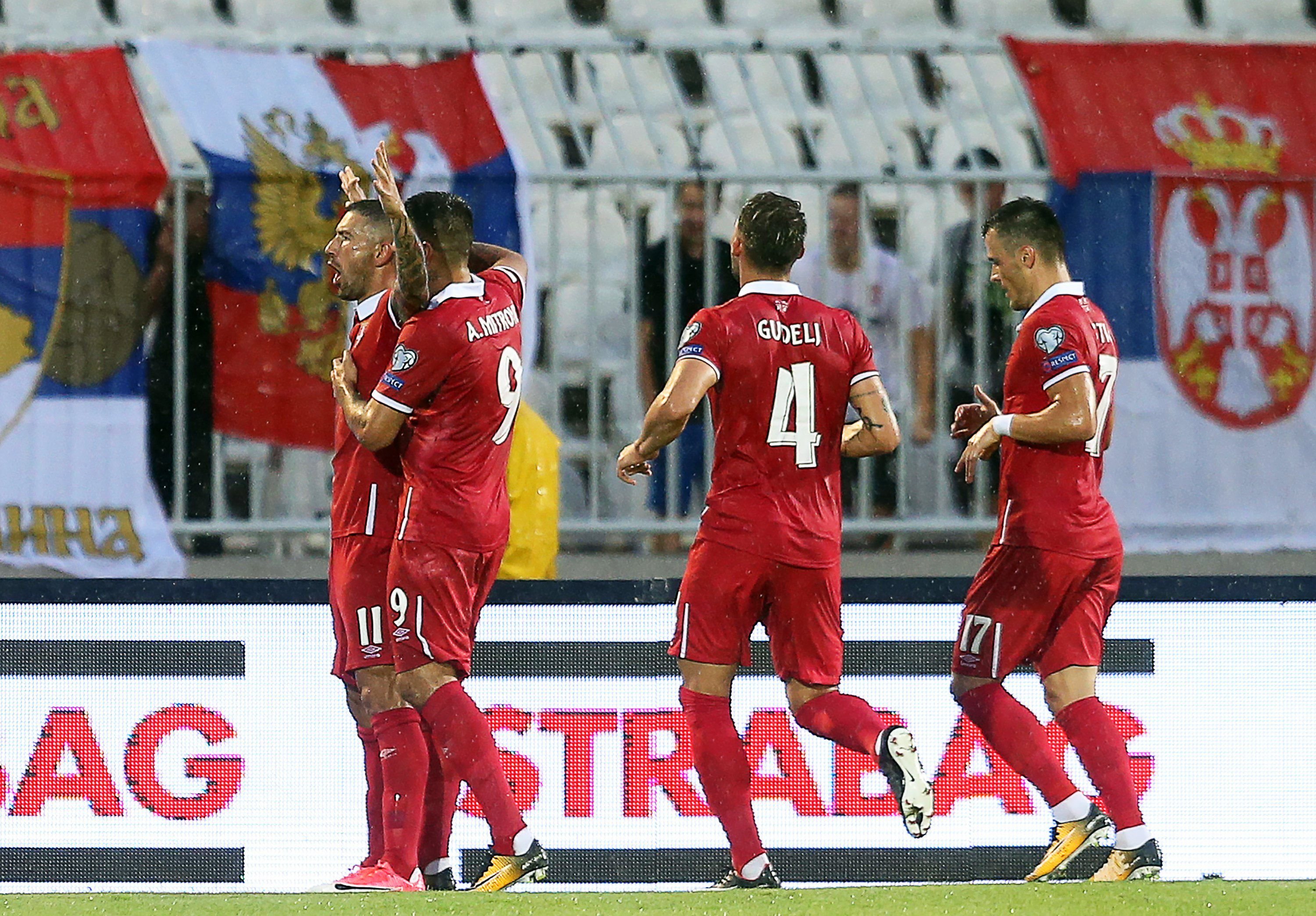Gudelj celebra un gol con la selección serbia