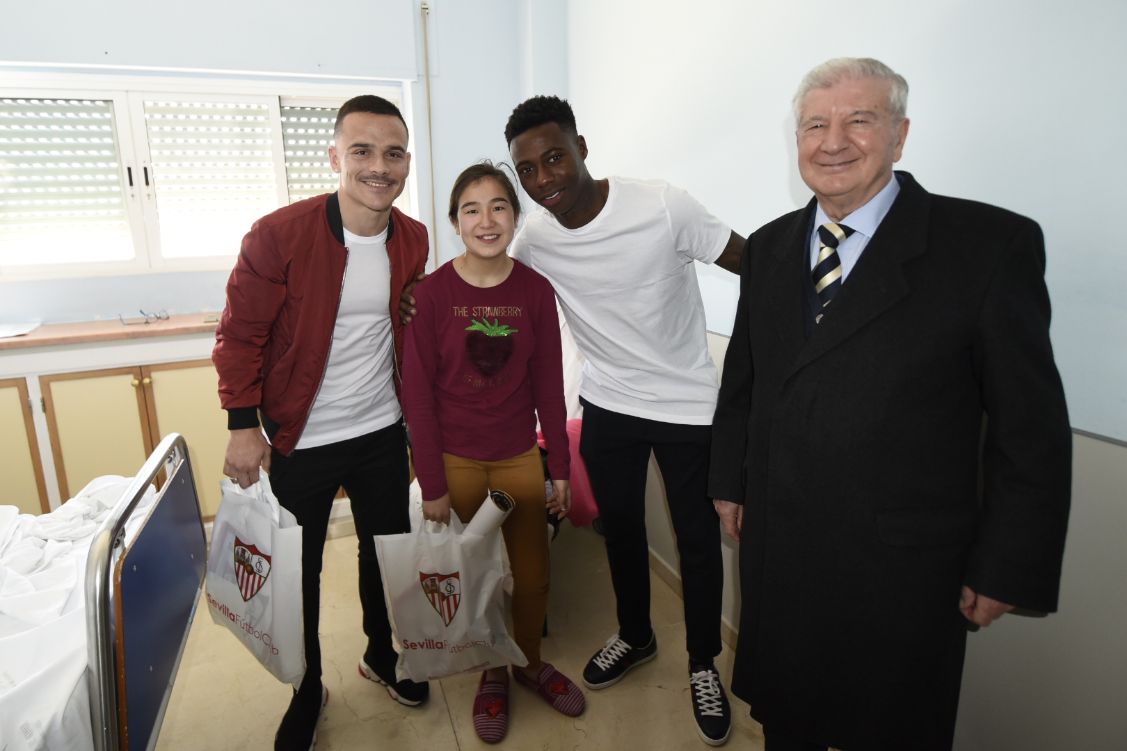 Roque Mesa and Quincy Promes bring gifts alongside Gabriel Ramos