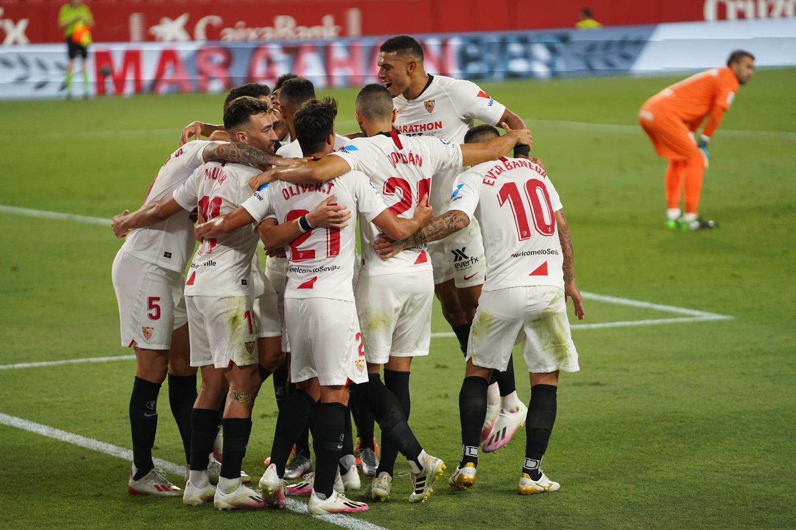 Los jugadores del Sevilla FC celebran un gol