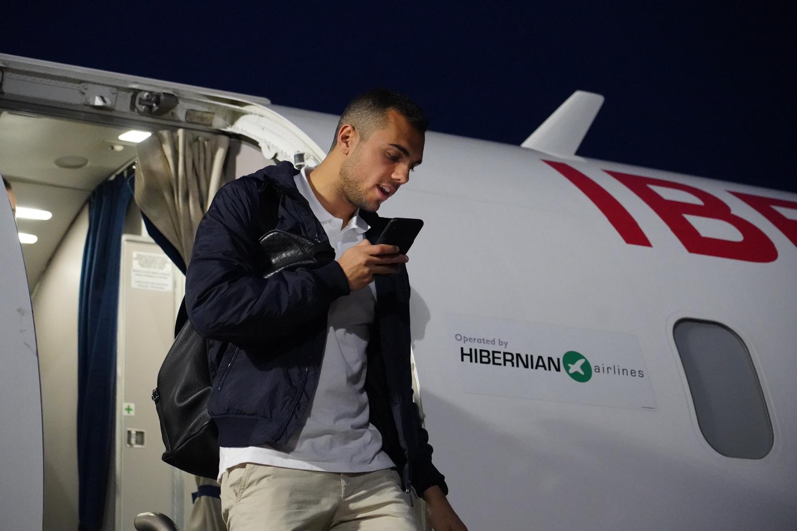 Joan Jordán baja del avión tras aterrizar en Vigo