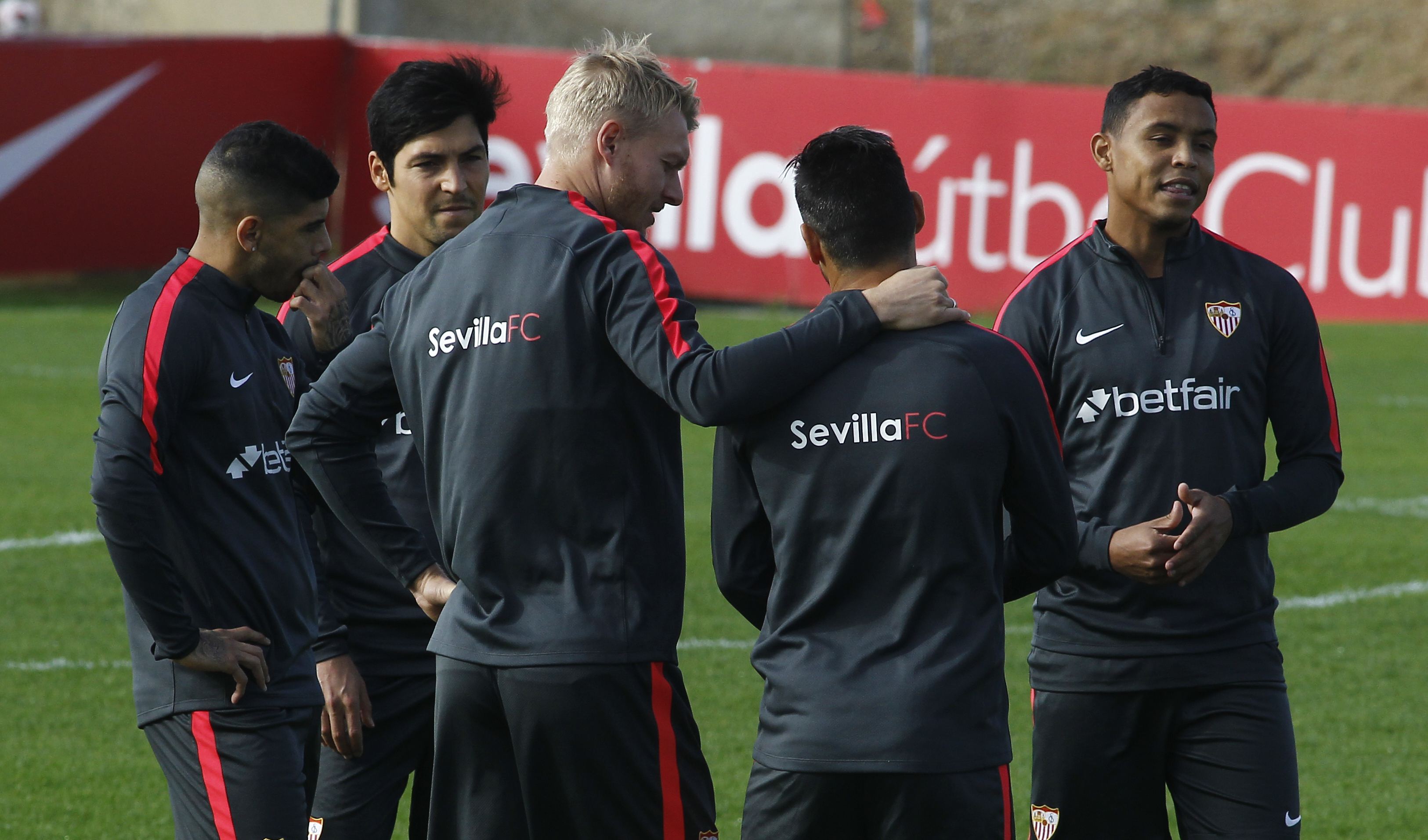 Simon Kjaer en un entrenamiento del Sevilla FC