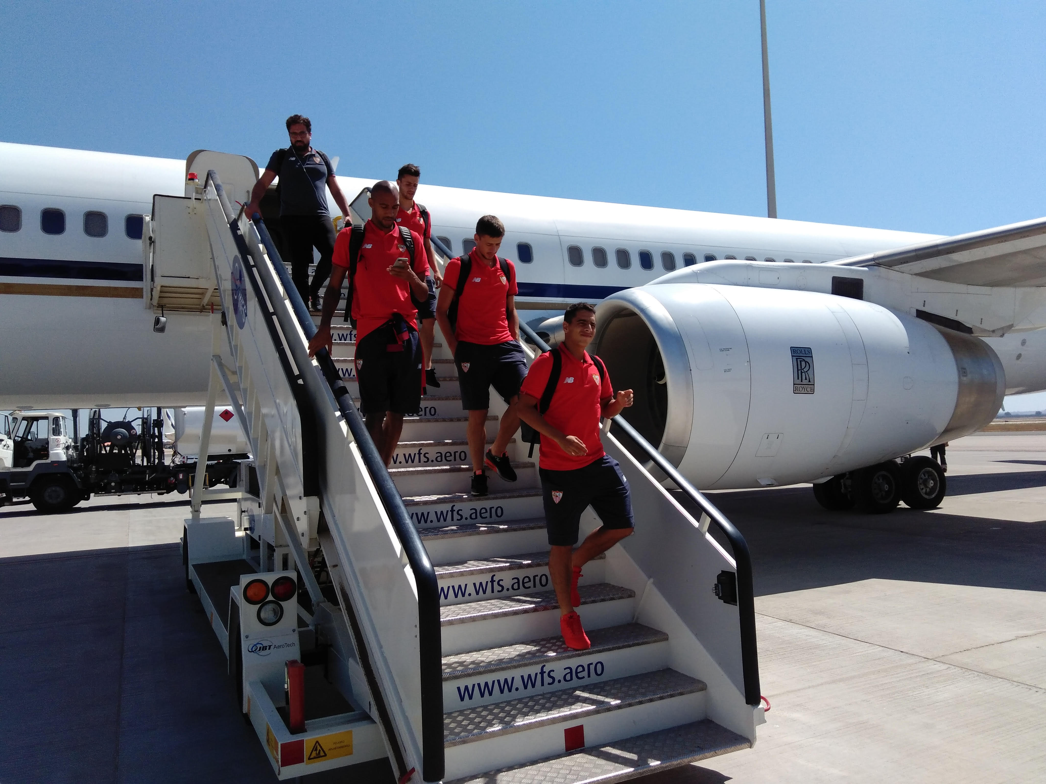 The team get off the plane at San Pablo