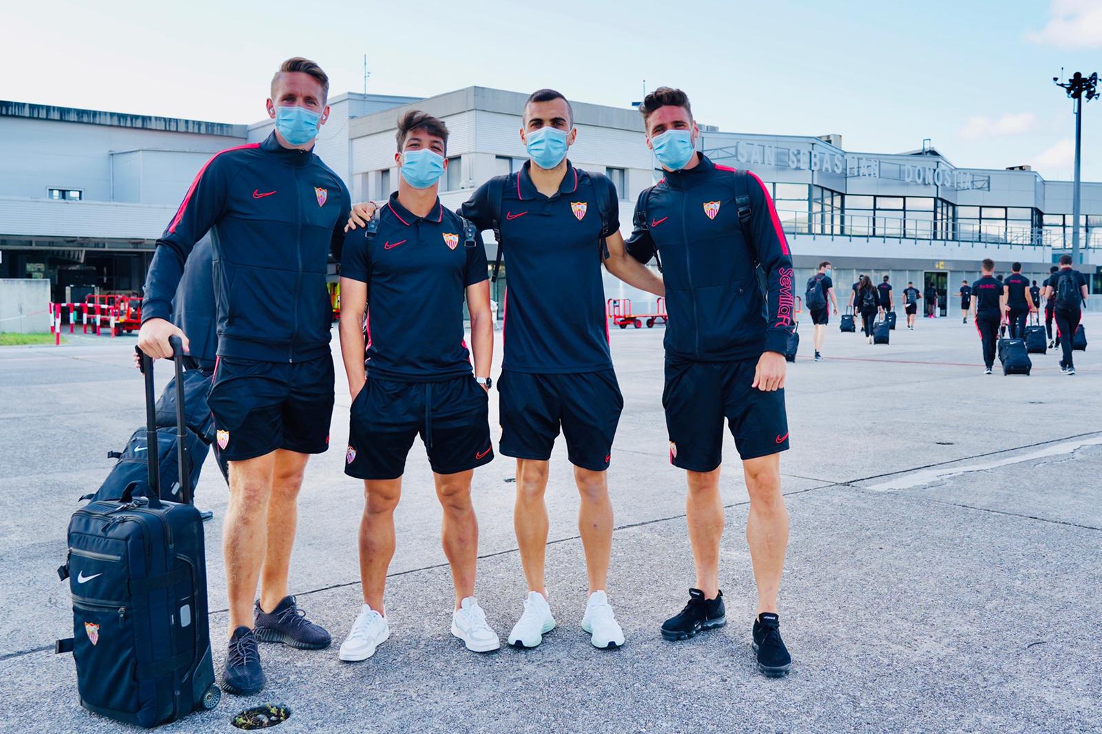 El Sevilla FC a su llegada al Aeropuerto de Fuenterrabía