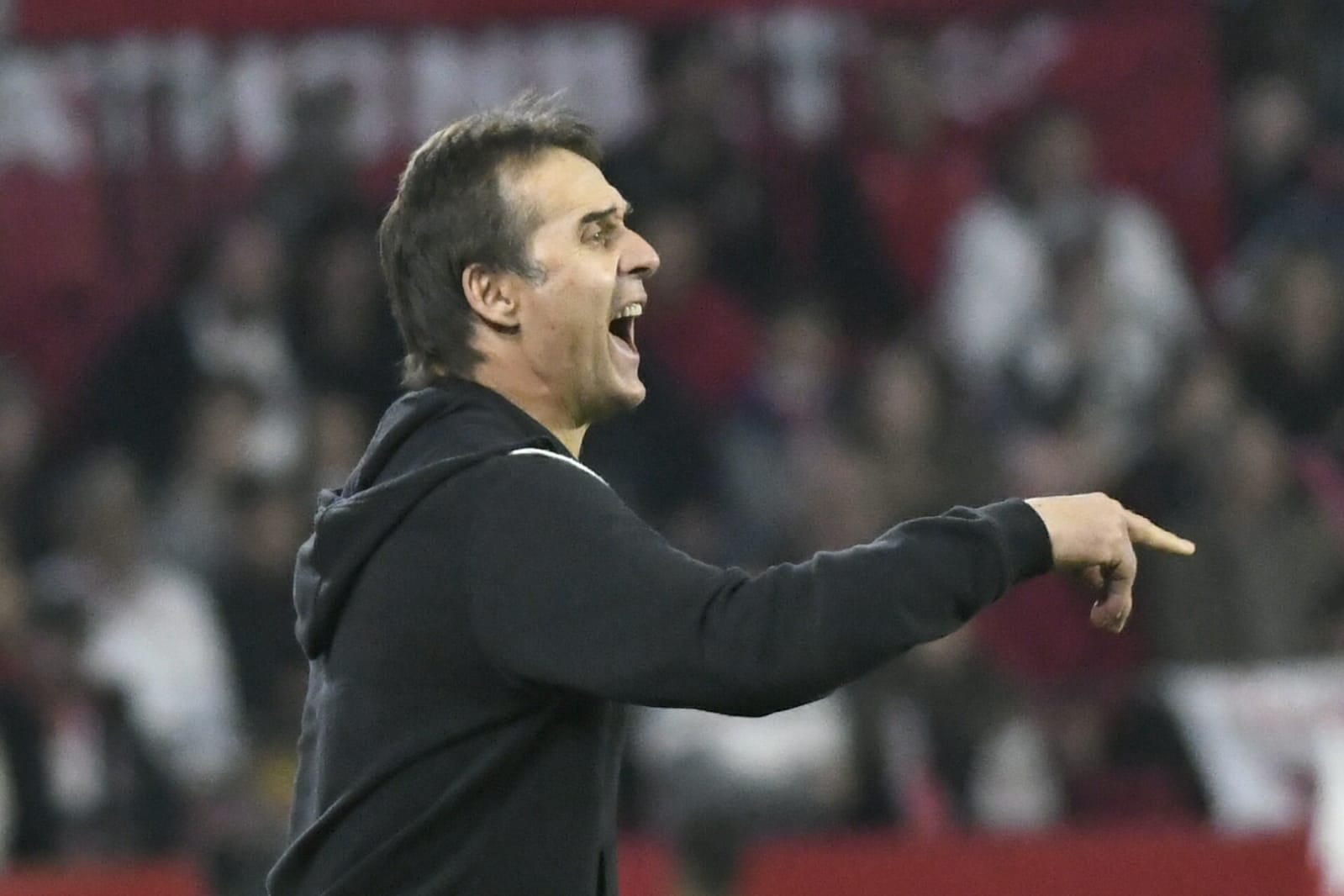 Julen Lopetegui giving instructions to his players