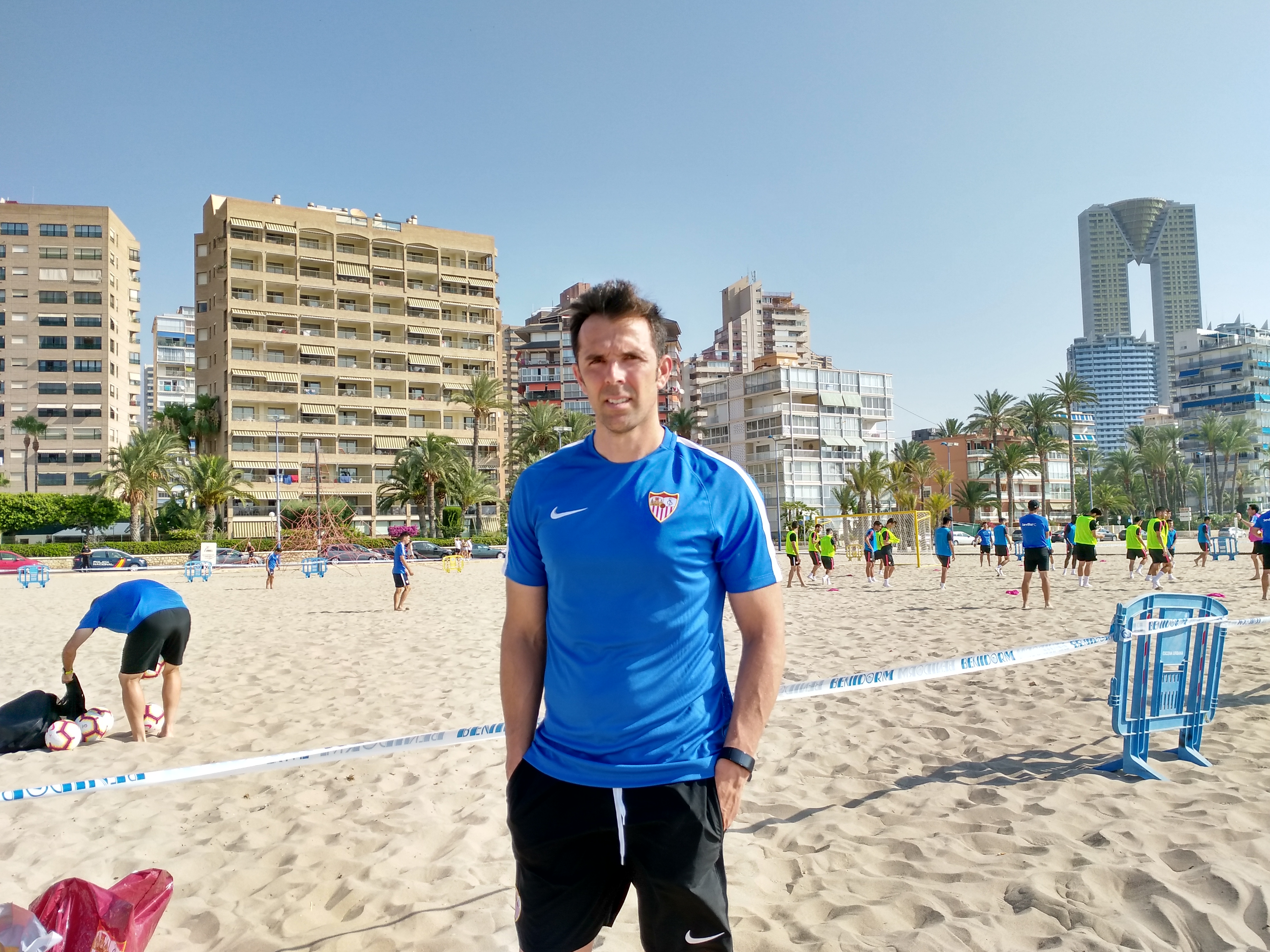 Carlos Marchena, en la playa de Benidorm con el Sevilla FC
