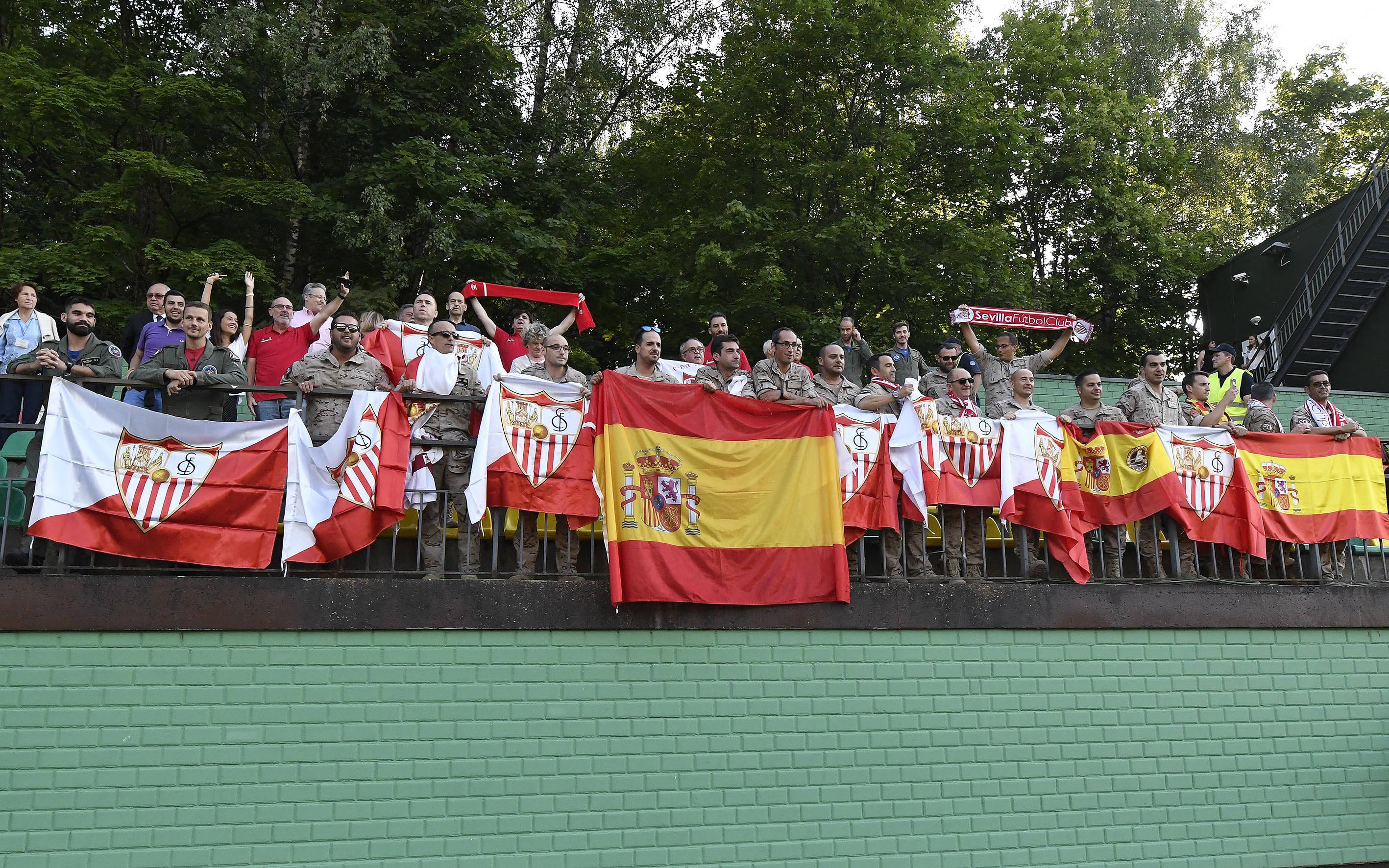 Militares españoles del 'Ala 11' en el LFF Stadionas