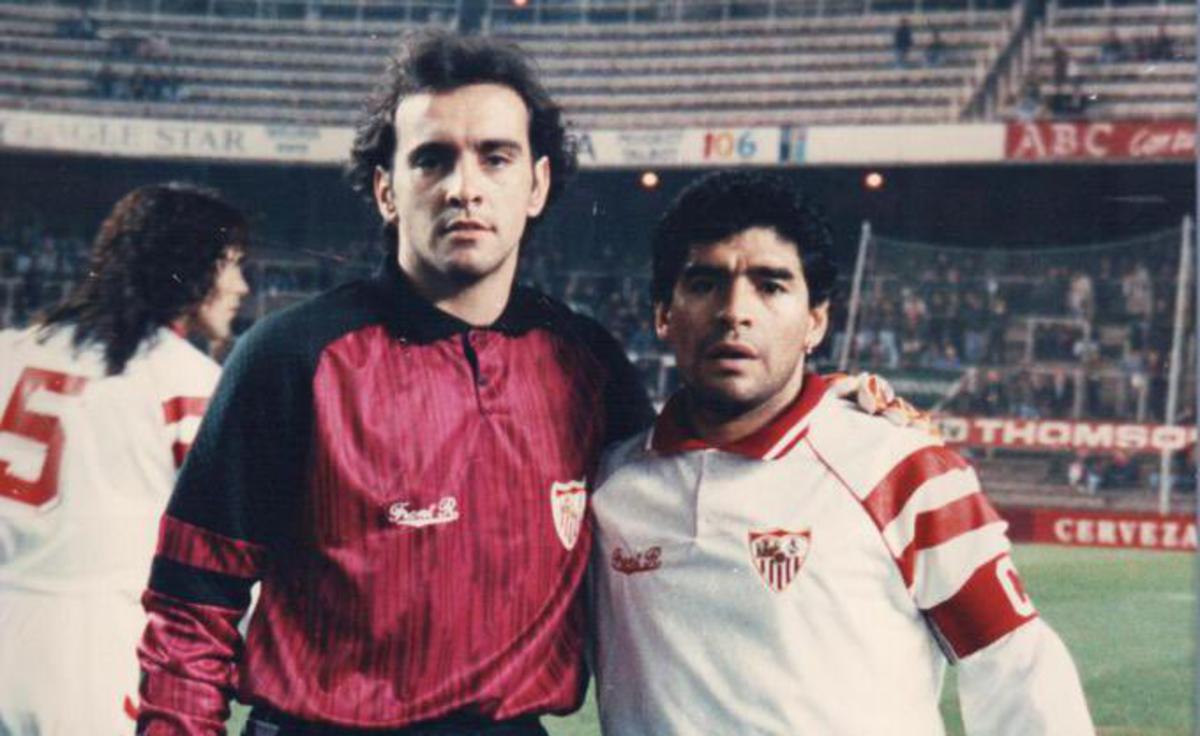 Monchi posa junto a Maradona en un partido de la temporada 92/93