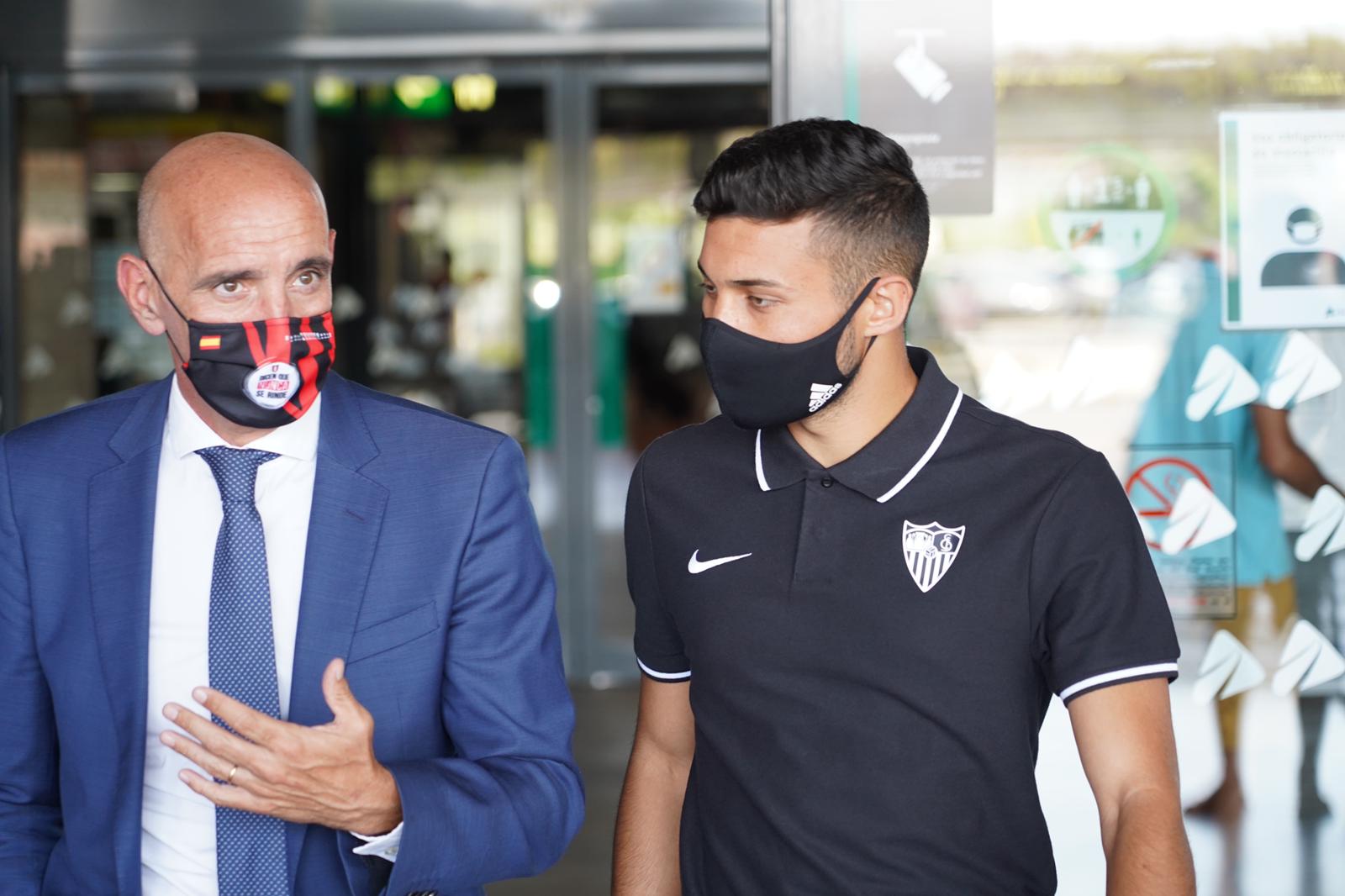 Monchi habla con Óscar Rodríguez a su llegada a Sevilla