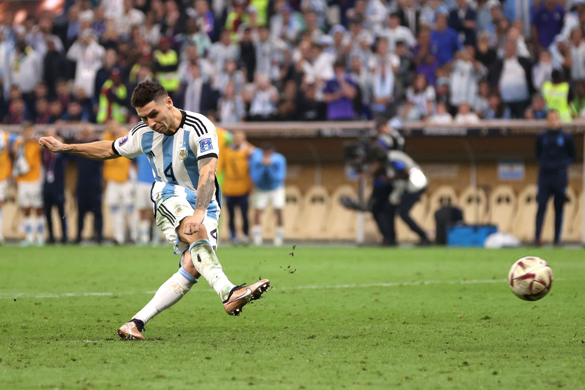 Montiel anota el penalti que hace campeón del mundo a Argentina