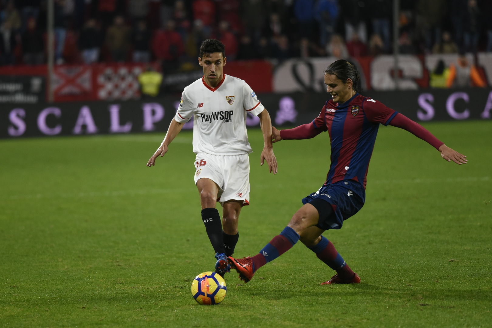 Jesús Navas del Sevilla FC ante el Levante UD